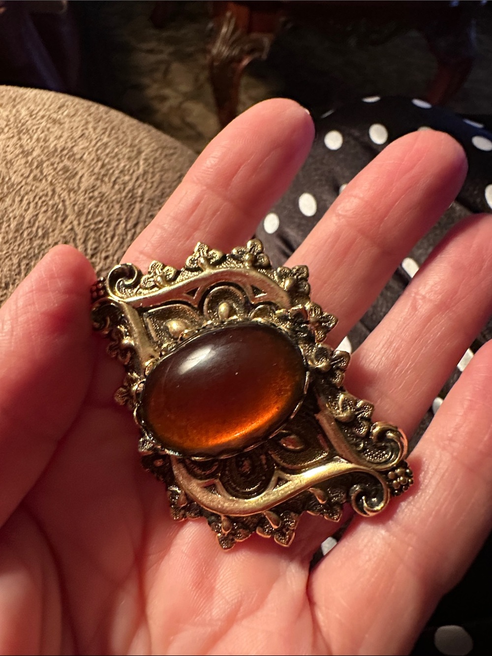 Vintage-Style Women’s Brooch with Amber Cabochon - Gold Tone